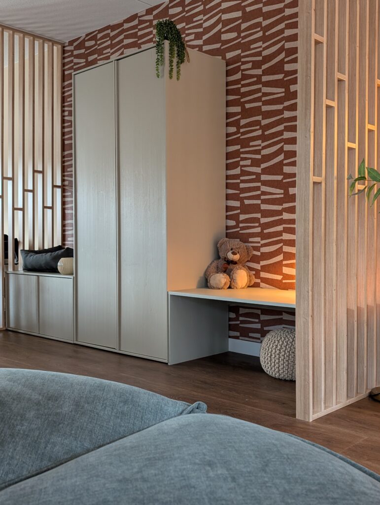 Maatwerk wandkast met geïntegreerd bureau, houten lamellenwand en terracotta behang